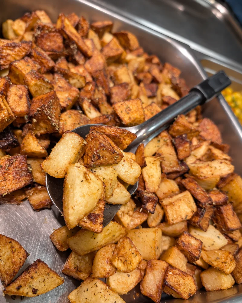 Pommes de terre dorées dans leur plat de service